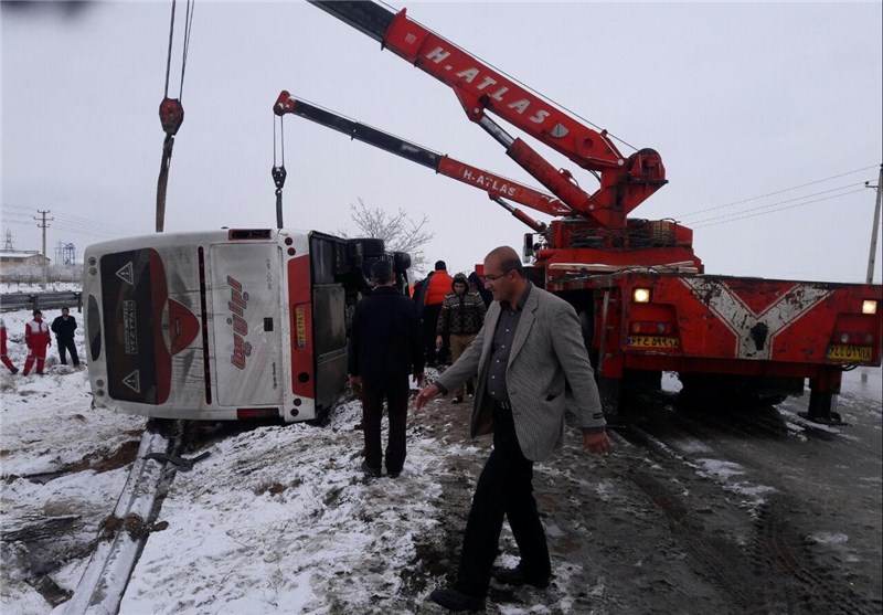 امدادرسانی 16 تیم هلال احمر کهگیلویه و بویراحمد به افراد گرفتار در برف