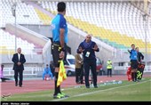 اعتراض منصوریان به اعلام نتایج سایر بازی‌ها در ورزشگاه دستگردی