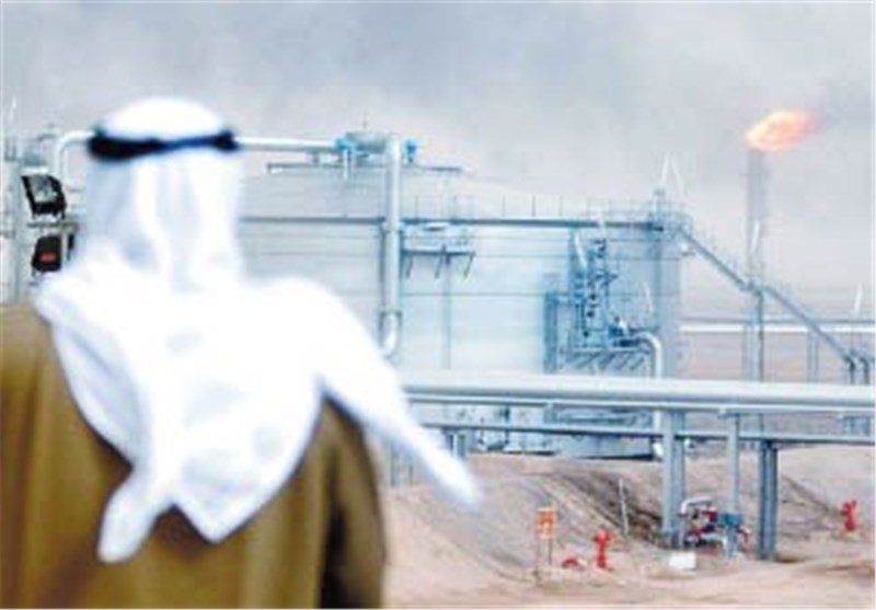 Saudi Subsidies Pummel Stocks as Riyal Depreciation Bets Widen