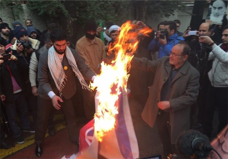 متظاهرون غاضبون یحرقون العلمین البریطانی والصهیونی خلال تجمعهم امام سفارة نیجیریا بطهران