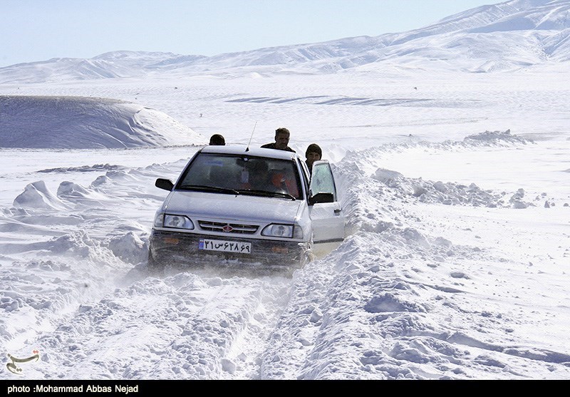 بارش برف به ارتفاع یک متر در املش/ راه ارتباطی 36 روستای کوهستانی مسدود است