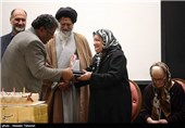 تقدیر از شهلا ریاحی در مراسم تجلیل از هنرمندان پیشکسوت - کیش