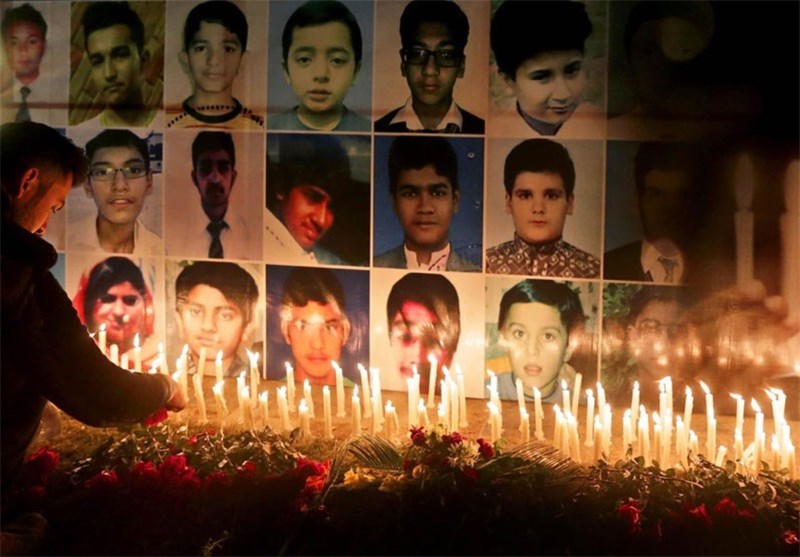 ترانه سوزناک کودک پاکستانی به یاد قربانیان حمله تروریستی به مدرسه پیشاور + فیلم