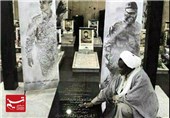 عکس دیده نشده از شیخ زکزاکی بر مزار عماد و جهاد مغنیه