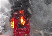 عکس/حریق اتوبوس دو طبقه انگلیسی در برف