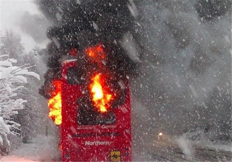 عکس/حریق اتوبوس دو طبقه انگلیسی در برف