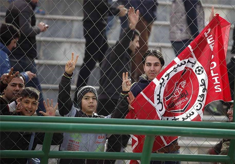 هواداران معترض پرسپولیس پس از حضور مقابل فدراسیون فوتبال، به محل باشگاه رفتند