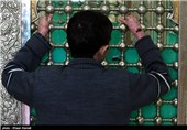 هادی در امام زاده شعیب سبزوار در حال عبادت است.