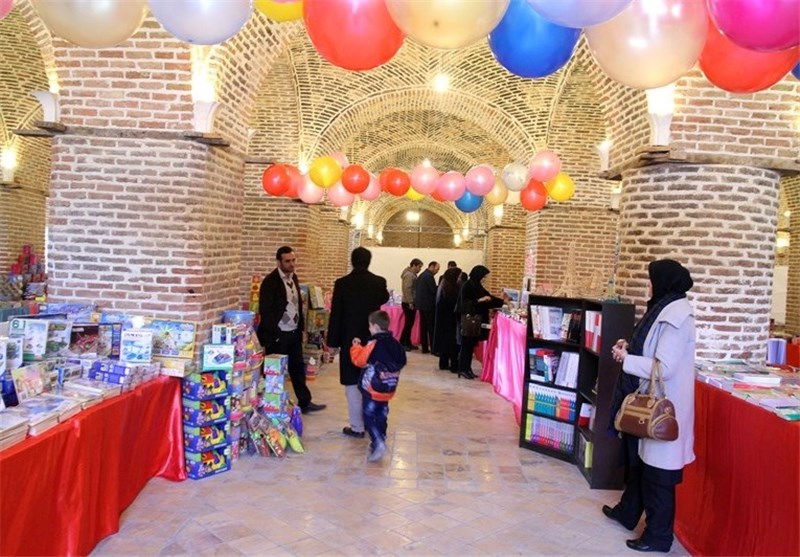 تخفیف 50 درصدی فروش کتاب در نمایشگاه کتاب قزوین
