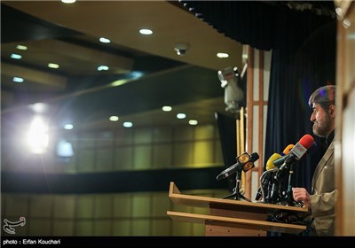 کنفرانس خبری علی مطهری پس از ثبت‌نام در انتخابات دهمین دوره مجلس شورای اسلامی - وزارت کشور 
