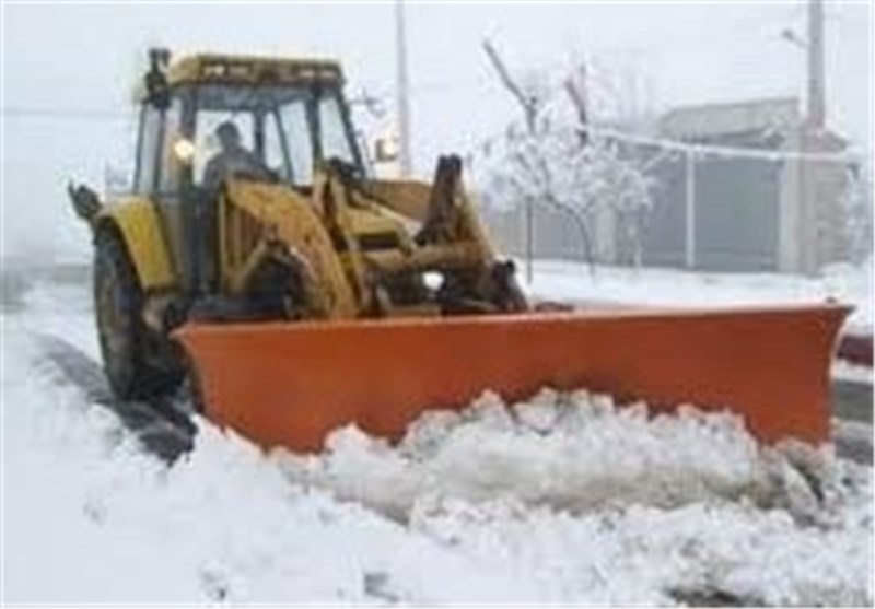 بارش برف راه‌های ارتباطی روستاهای مشگین شهر را مسدود کرد