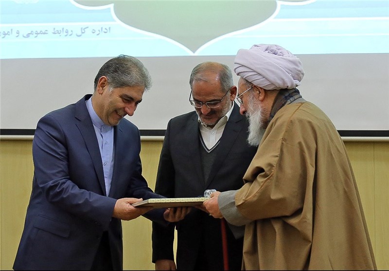 انگشتری متبرک مقام معظم رهبری به استاندار آذربایجان شرقی اهدا شد