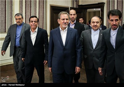 ورود اسحاق جهانگیری معاون اول رئیس‌جمهور به مراسم افتتاح بزرگترین هتل ایران