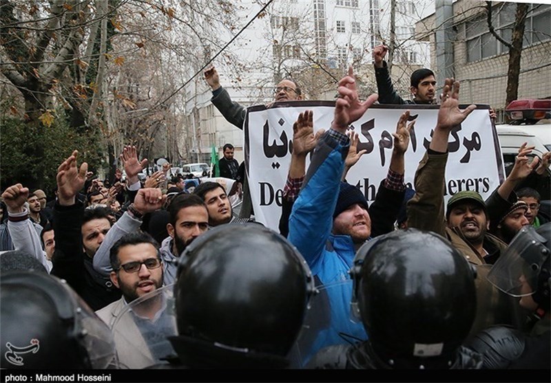 جمعی از طلاب حوزه های علمیه در مقابل سفارت عربستان تجمع کردند