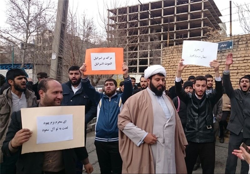 تجمع اعتراض‌آمیز در مقابل کنسولگری عربستان در مشهد برگزار شد/تشییع نمادین پیکر شیخ نمر