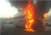 آتش گرفتن اتوبوس شرکت نفتی آرامکوی عربستان در القطیف +تصاویر