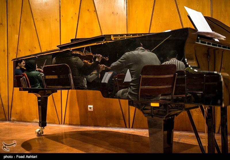 پیانیست ژاپنی در جمع نوازندگان ارکستر سمفونیک تهران