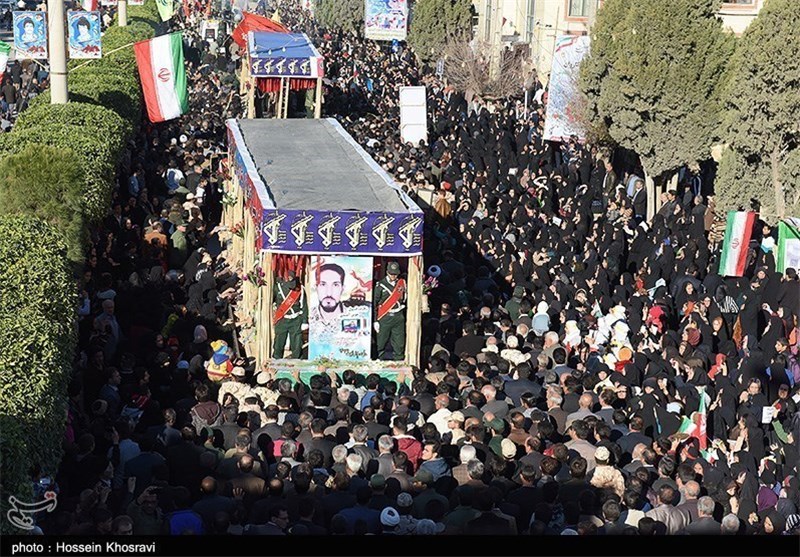 مردم شیراز با نوای «لبیک یا خامنه‌ای» به تشییع شهدا می‌آیند