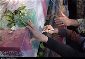 اهدا 300 شاخه گل توسط دانش‌آموزان ارسنجانی به کاروان «شاهدان بصیر»