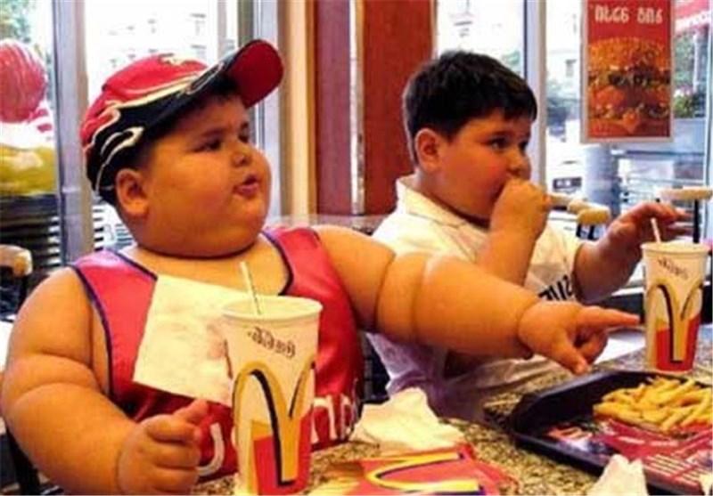 سبک نادرست زندگی و رژیم غذایی غلط «پدر و مادر» از علل اصلی چاقی کودکان