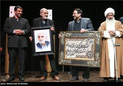 تقدیر از حسین شریعتمداری مدیر مسئول روزنامه کیهان در همایش ایثار و رسانه