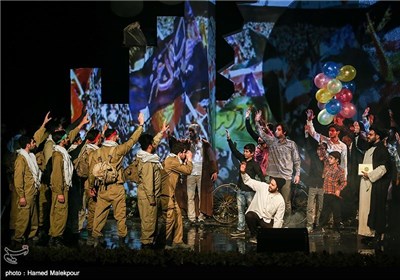 اجرای نمایش در آئین اختتامیه کنگره ملی 2000 شهید هنرمند