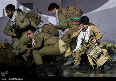 اجرای نمایش در آئین اختتامیه کنگره ملی 2000 شهید هنرمند
