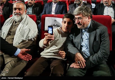 عکس سلفی یکی از حاضران در آئین اختتامیه کنگره ملی 2000 شهید هنرمند با علی جنتی وزیر فرهنگ و ارشاد اسلامی