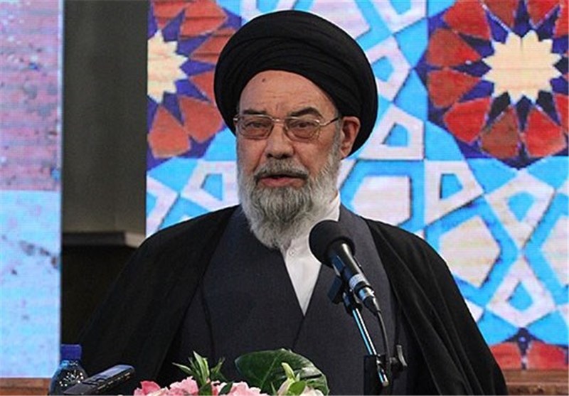 امام جمعه اصفهان: انقلاب اسلامی در زمان دفاع مقدس ابهت دشمنان را شکست