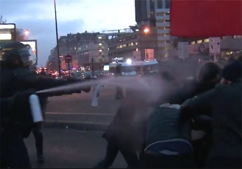 Protesers in France Clash with Police after Gov&apos;t Pushes Ahead with Labor Reform