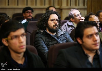 هومن بهمنش فیلمبردار در مراسم یادبود مرحوم یدالله نجفی صدابردار سینما