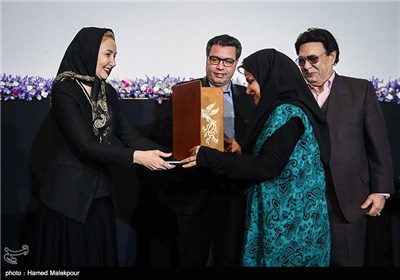 تقدیر از شوکت حجت در مراسم بزرگداشت سه نسل از هنرمندان دوبله ایران