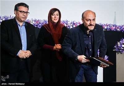 تقدیر از منوچهر قطعه‌ای در مراسم بزرگداشت سه نسل از هنرمندان دوبله ایران
