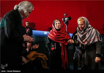 تقدیر از شهلا ناظریان در مراسم بزرگداشت سه نسل از هنرمندان دوبله ایران