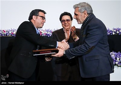 تقدیر از علی‌همت مومیوند در مراسم بزرگداشت سه نسل از هنرمندان دوبله ایران