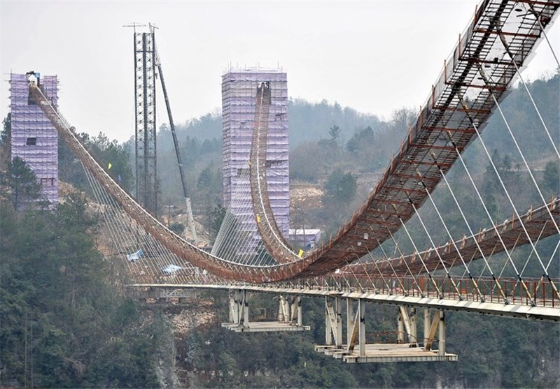 تصاویر/ مراحل ساخت طولانی‌ترین پل شیشه‌ای جهان