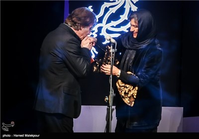بوسه مسعود رایگان بر دستان همسرش رویا تیموریان در مراسم افتتاحیه سی و چهارمین جشنواره فیلم فجر