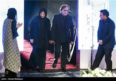 رویا تیموریان برای مراسم بزرگداشتش در مراسم افتتاحیه سی و چهارمین جشنواره فیلم فجر با همسرش مسعود رایگان به روی سن حاضر شد