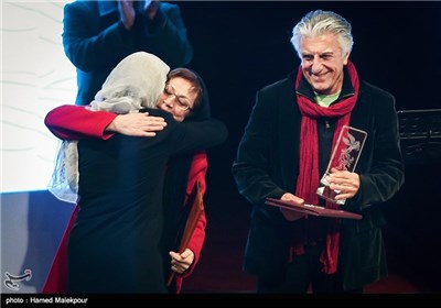 تقدیر از همسر رضا کیانیان توسط فاطمه معتمدآریا در مراسم افتتاحیه سی و چهارمین جشنواره فیلم فجر