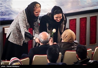 تقدیر از همسر مهدی فخیم‌زاده توسط مریلا زارعی و مهناز افشار در مراسم افتتاحیه سی و چهارمین جشنواره فیلم فجر