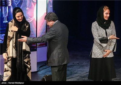 مهناز افشار، علی جنتی وزیر فرهنگ و ارشاد اسلامی و مریلا زارعی در مراسم افتتاحیه سی و چهارمین جشنواره فیلم فجر