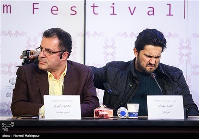حامد بهداد بازیگر فیلم سینمایی نیمه شب اتفاق افتاد در نشست خبری - سی و چهارمین جشنواره فیلم فجر