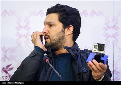 حامد بهداد بازیگر فیلم سینمایی نیمه شب اتفاق افتاد در نشست خبری - سی و چهارمین جشنواره فیلم فجر