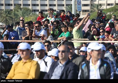 همایش بزرگ پیاده روی خانوادگی به مناسبت دهه فجر در کیش