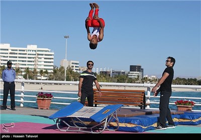 همایش بزرگ پیاده روی خانوادگی به مناسبت دهه فجر در کیش