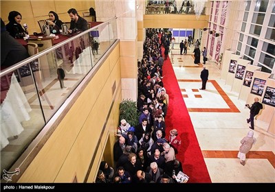 صف اکران فیلم سینمایی بادیگارد به کارگردانی ابراهیم حاتمی‌کیا در پنجمین روز سی و چهارمین جشنواره فیلم فجر - برج میلاد