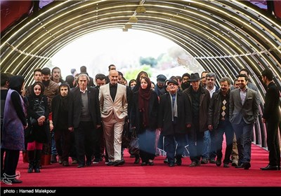 فرش قرمز فیلم "سینما نیمکت" در هفتمین روز سی و چهارمین جشنواره فیلم فجر - برج میلاد