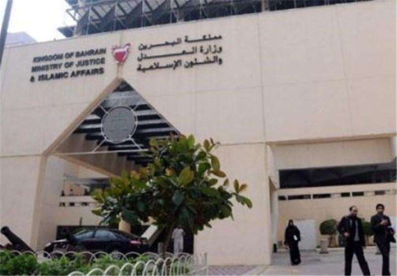 السجن 5 سنوات لشاب بحرینی متّهم بالتظاهر.. وإرجاء قضیّة 6 آخرین إلى 1 آذار