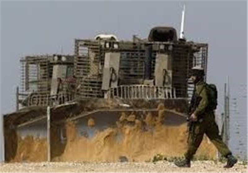جرافات العدو الاسرائیلی تجرف أراض شمال وشرق غزة