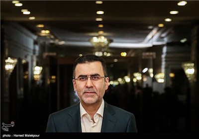 حجت‌الله ایوبی رئیس سازمان سینمایی در مراسم تجلیل از نامزدهای سی‌وچهارمین جشنواره فیلم فجر
